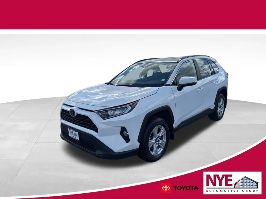 2021 Toyota RAV4 XLE photo 1