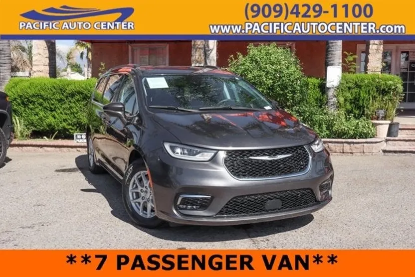 2022 Chrysler Pacifica Touring L photo 1