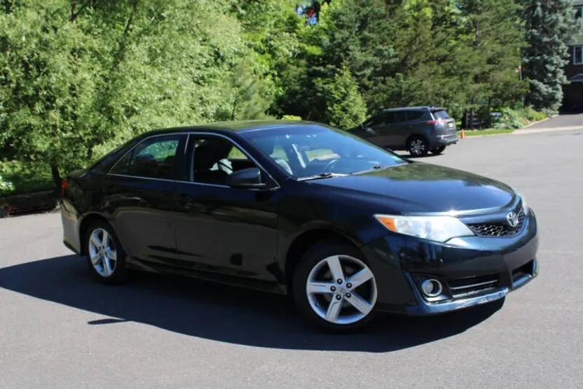 2014 Toyota Camry SE photo 1
