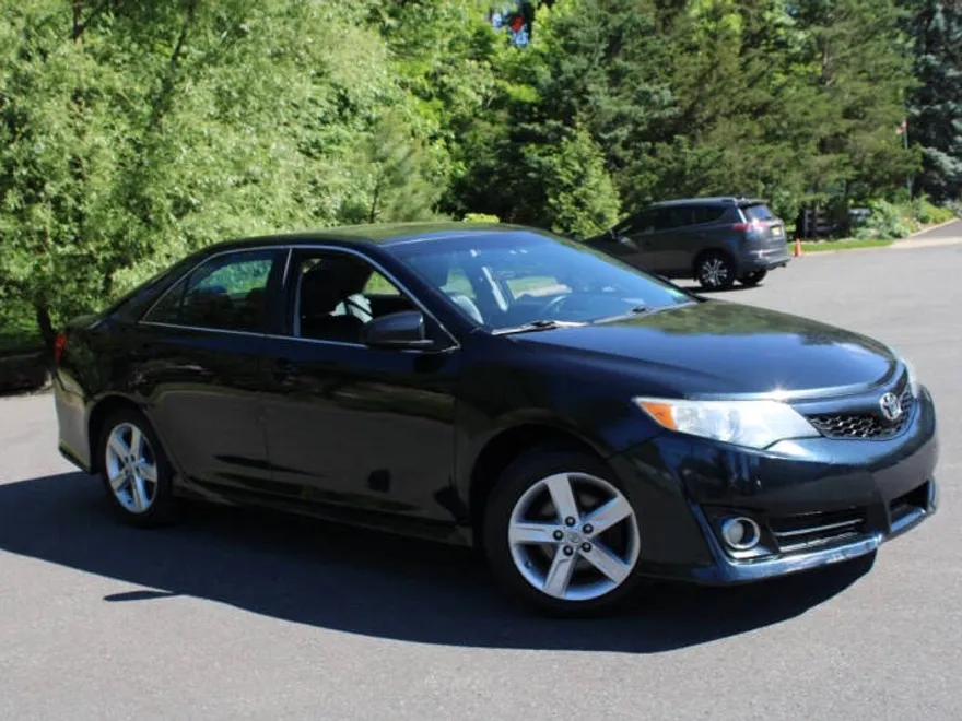 2014 Toyota Camry SE photo 1
