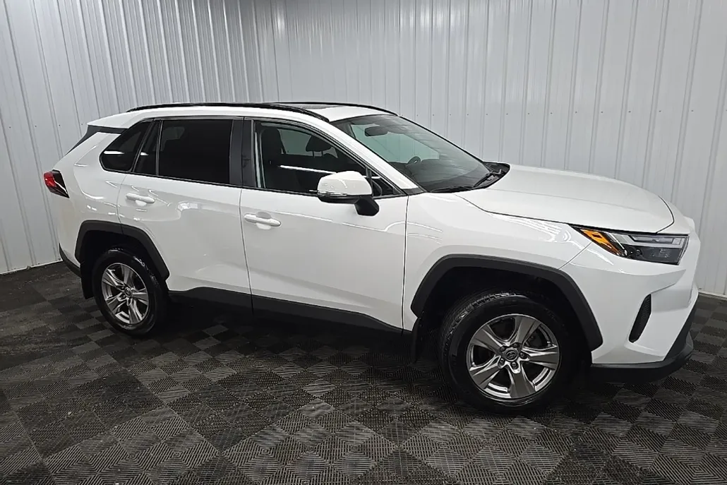 2022 Toyota RAV4 XLE photo 1