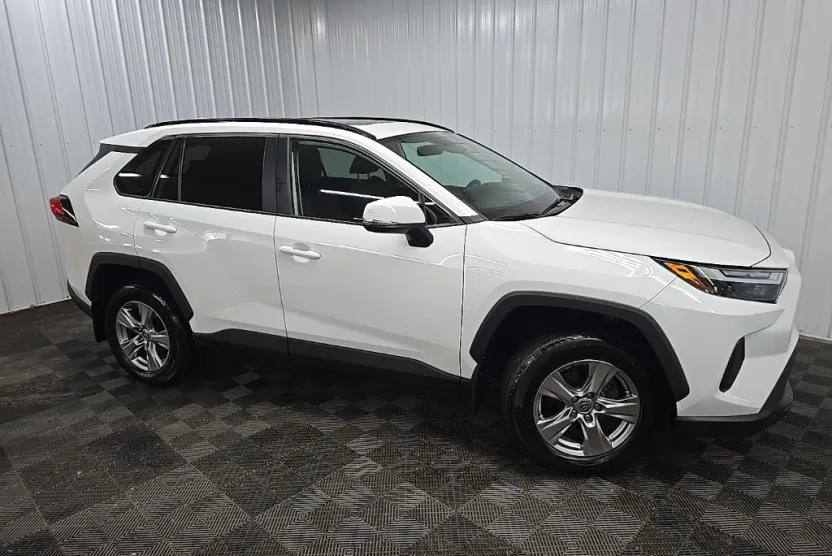 2022 Toyota RAV4 XLE photo 1