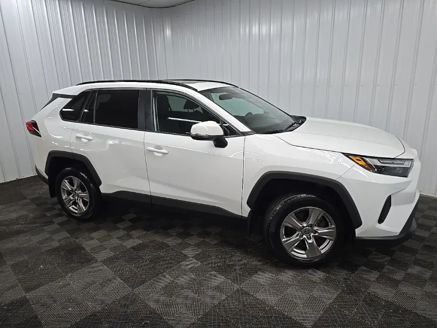 2022 Toyota RAV4 XLE photo 1