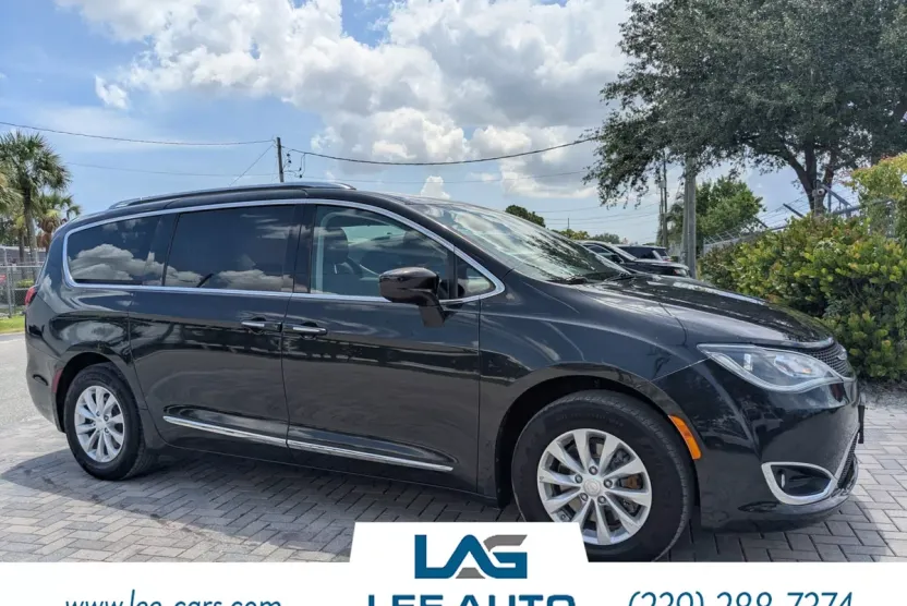 2018 Chrysler Pacifica Touring L photo 1