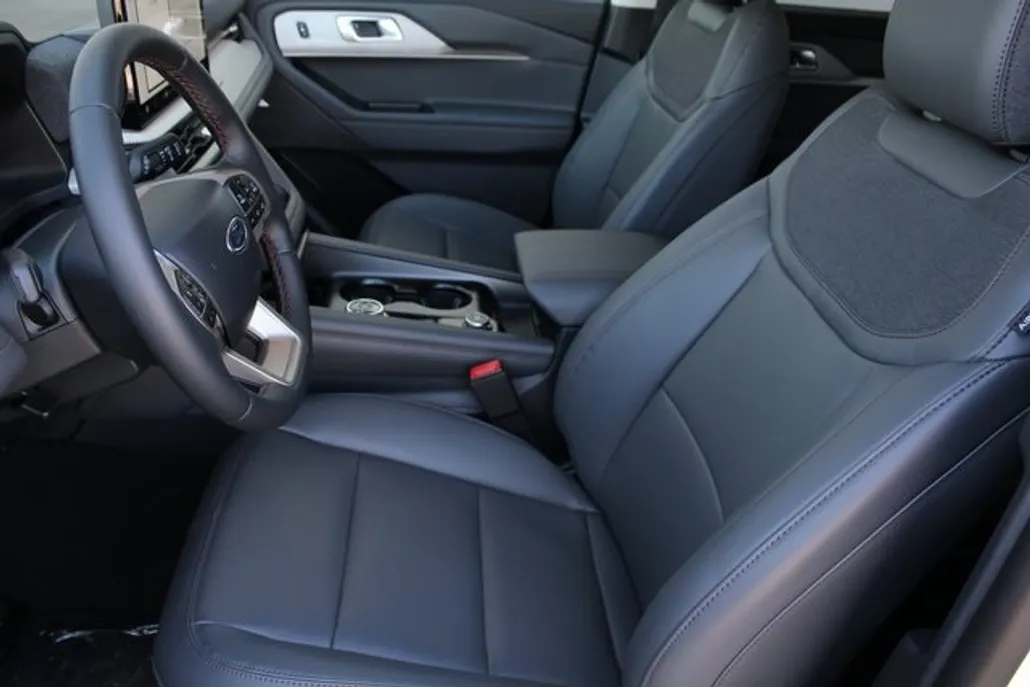 2025 Ford Explorer photo 1