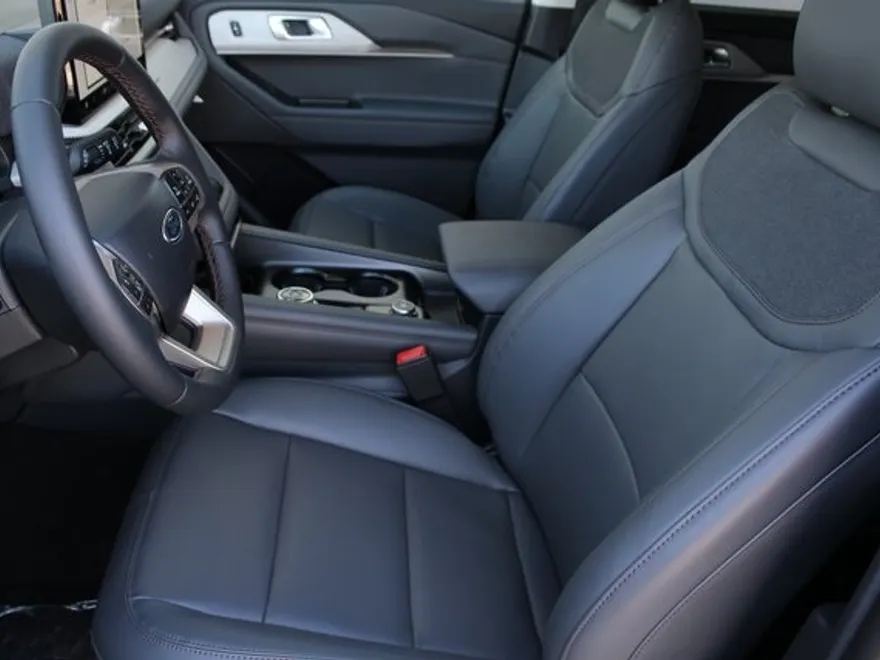 2025 Ford Explorer photo 1