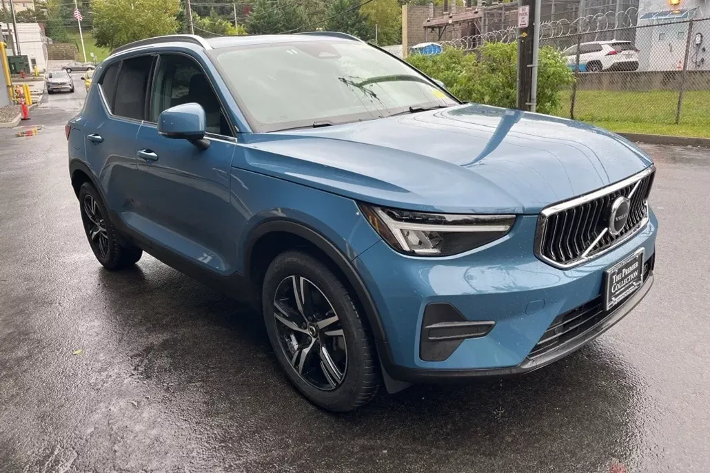 2025 Volvo XC40 Core photo 1