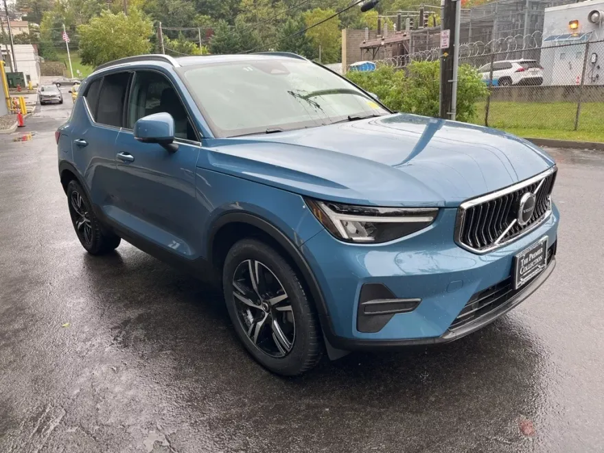 2025 Volvo XC40 Core photo 1