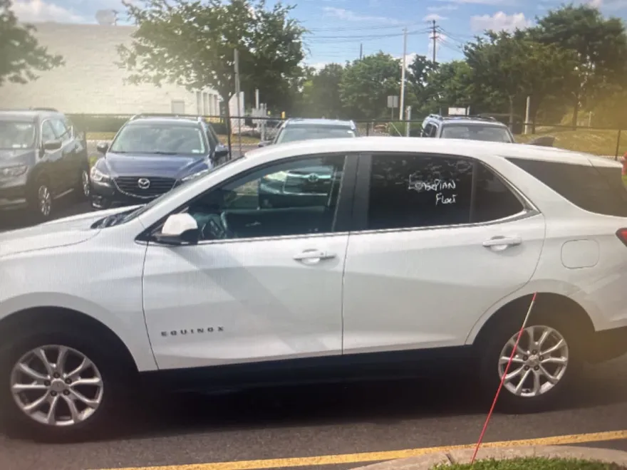 2021 Chevrolet Equinox LT photo 1