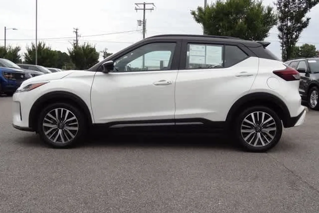 2024 Nissan Kicks SR photo 1