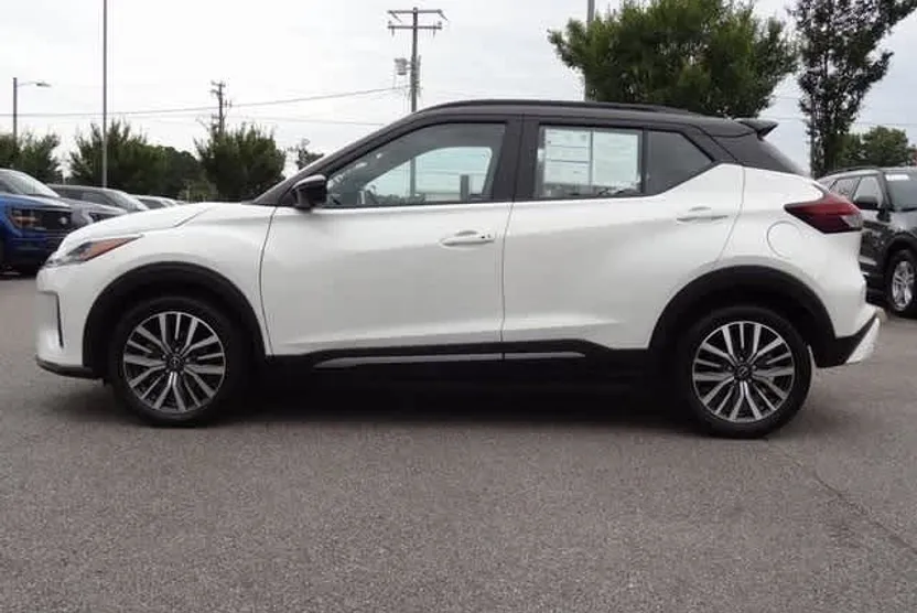 2024 Nissan Kicks SR photo 1