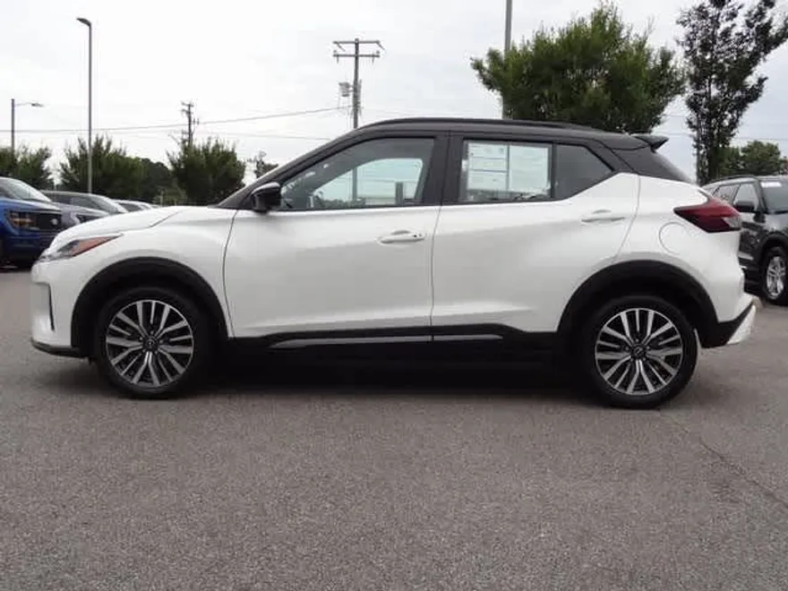2024 Nissan Kicks SR photo 1