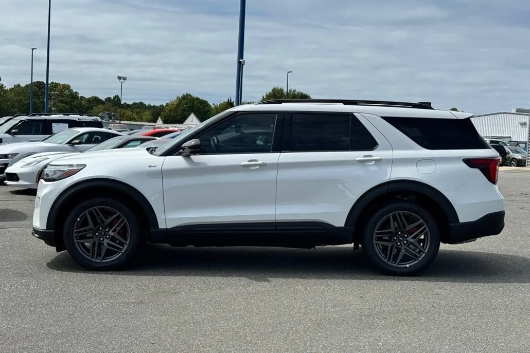 2025 Ford Explorer ST-Line photo 1