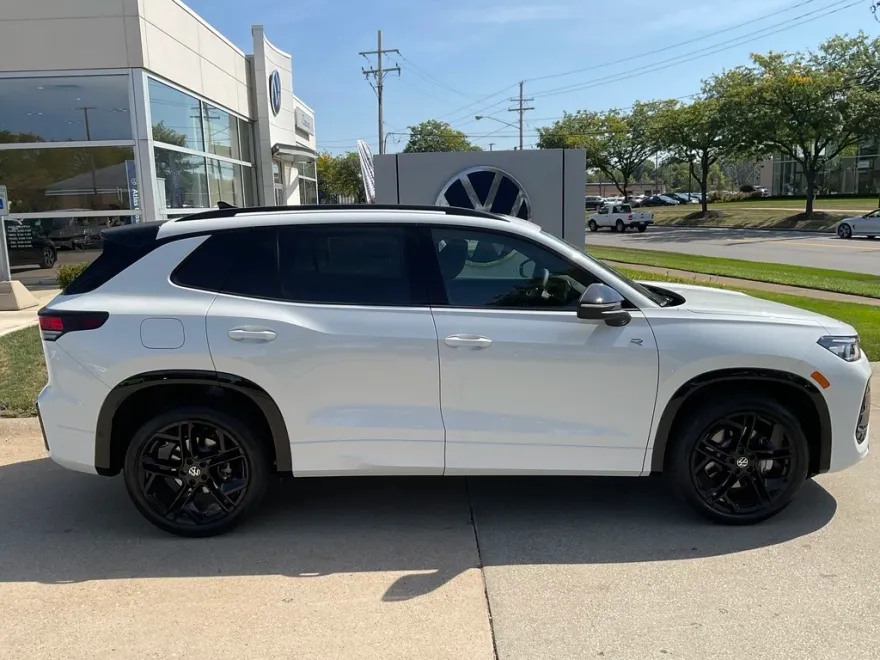 2025 Volkswagen Tiguan SE R-Line Black photo 1