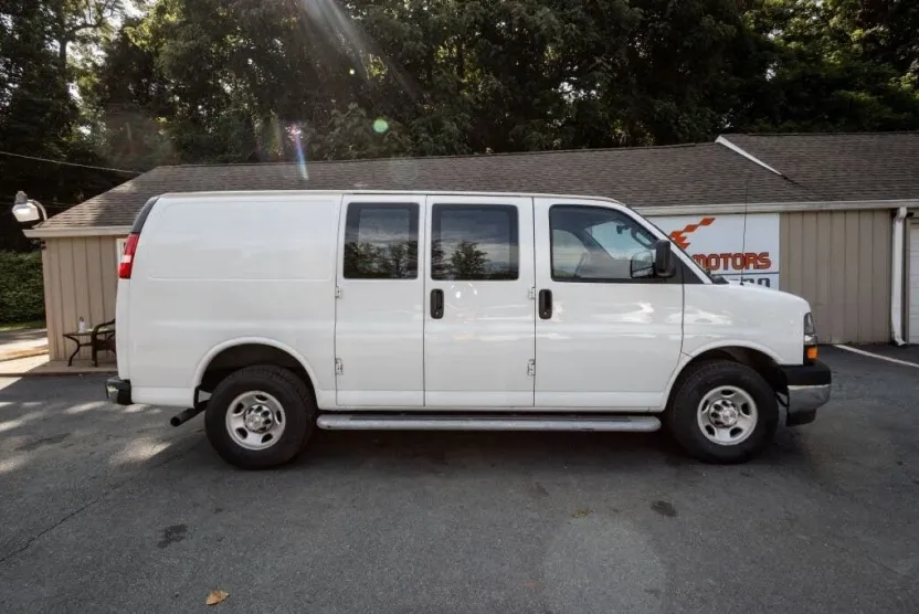 2023 Chevrolet Express Cargo 2500 photo 1