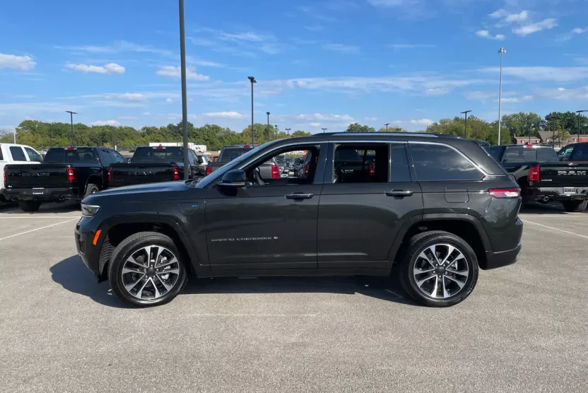 2023 Jeep Cherokee Overland 4xe photo 1