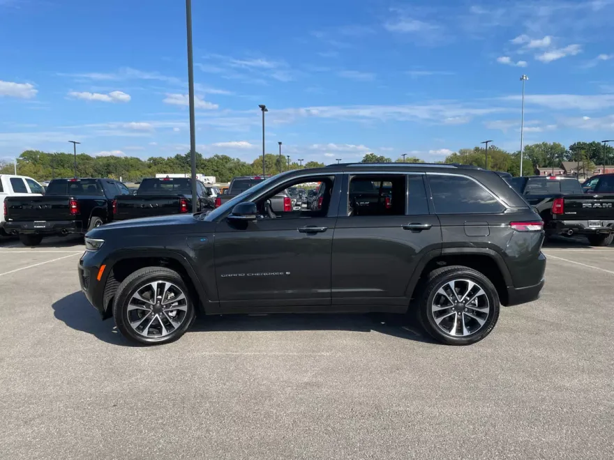 2023 Jeep Cherokee Overland 4xe photo 1