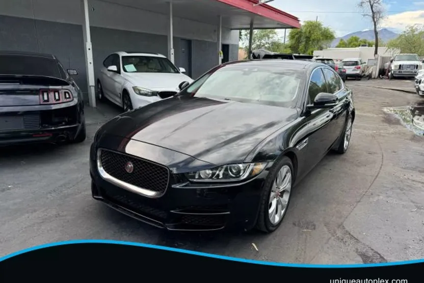 2018 Jaguar XE Prestige photo 1