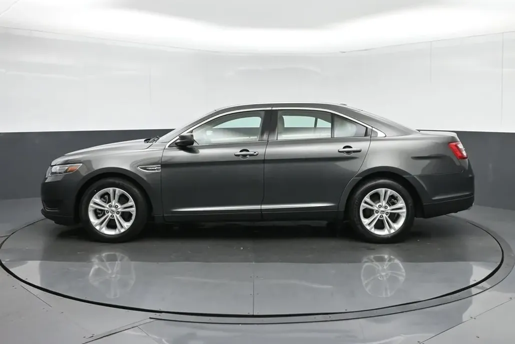 2018 Ford Taurus SE photo 1