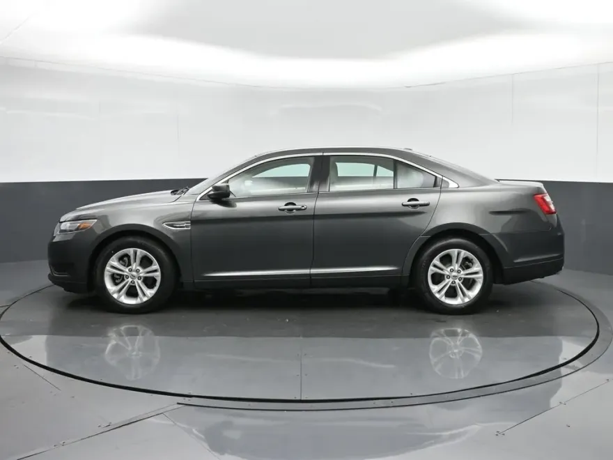 2018 Ford Taurus SE photo 1