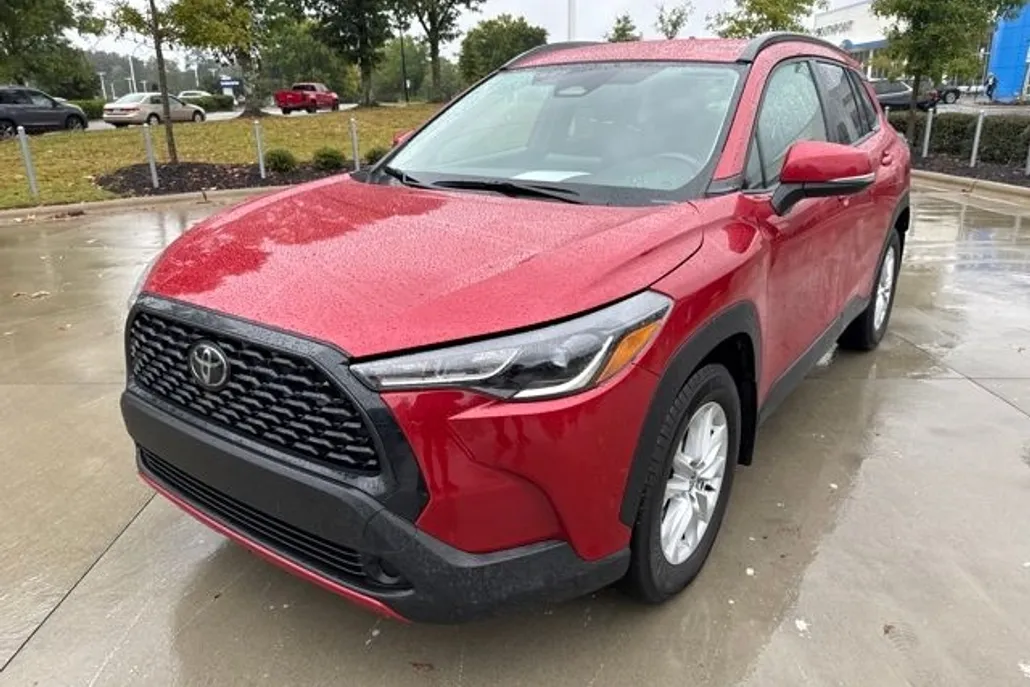 2024 Toyota Corolla Cross LE photo 1