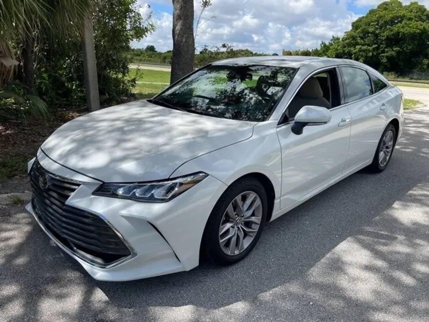 2019 Toyota Avalon XLE photo 1