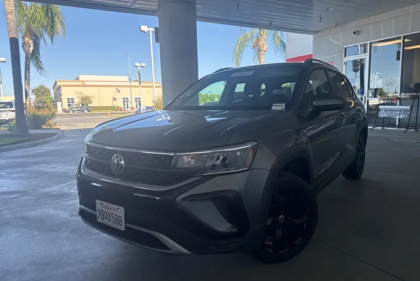 2022 Volkswagen Taos SE photo 1