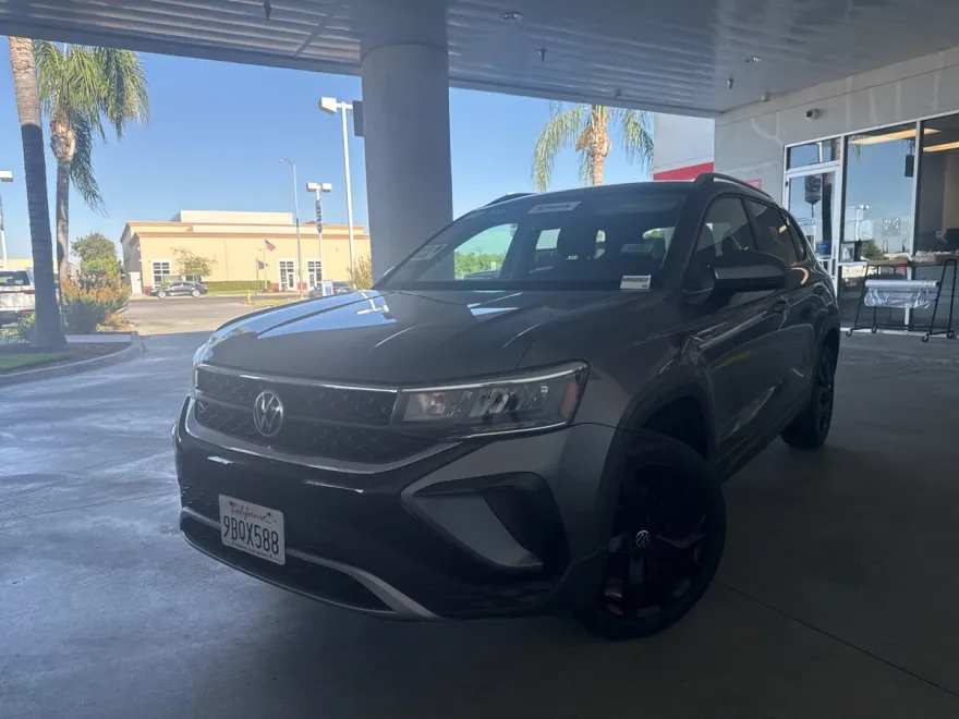 2022 Volkswagen Taos SE photo 1