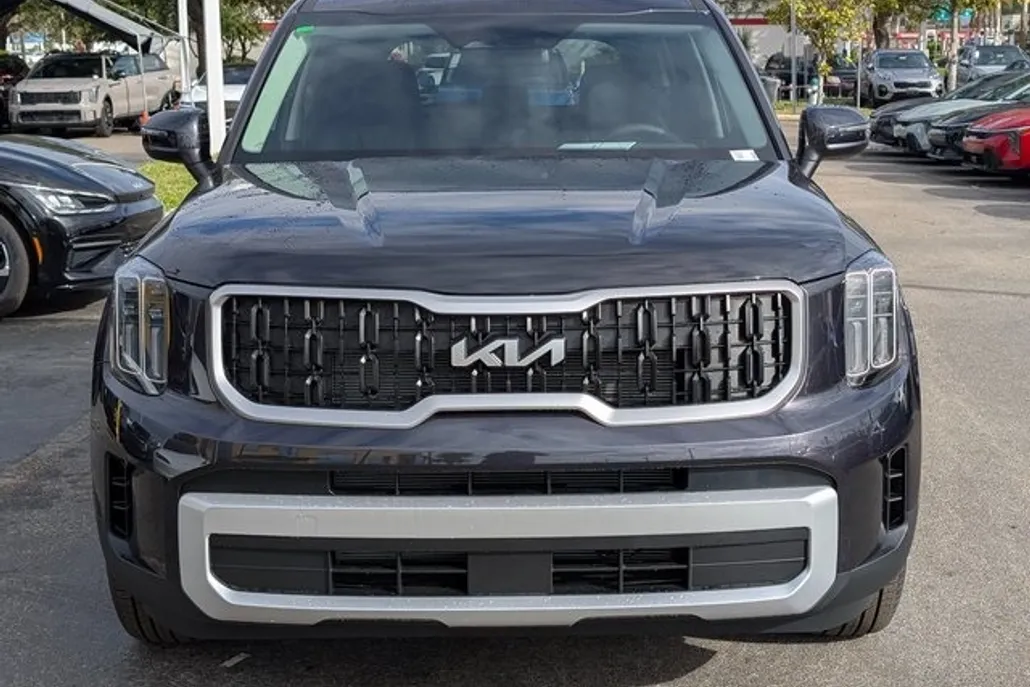 2025 Kia Telluride LX photo 1
