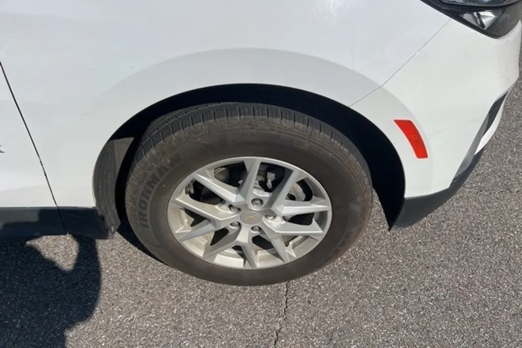2023 Chevrolet Equinox LT photo 1