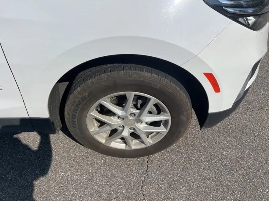 2023 Chevrolet Equinox LT photo 1