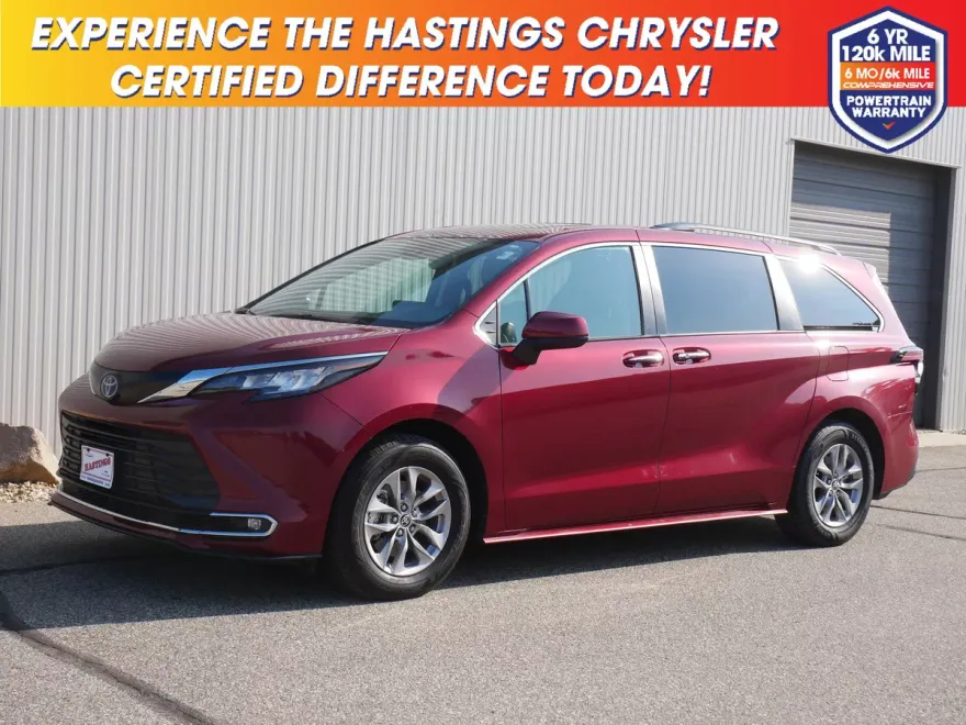 2022 Toyota Sienna XLE photo 1