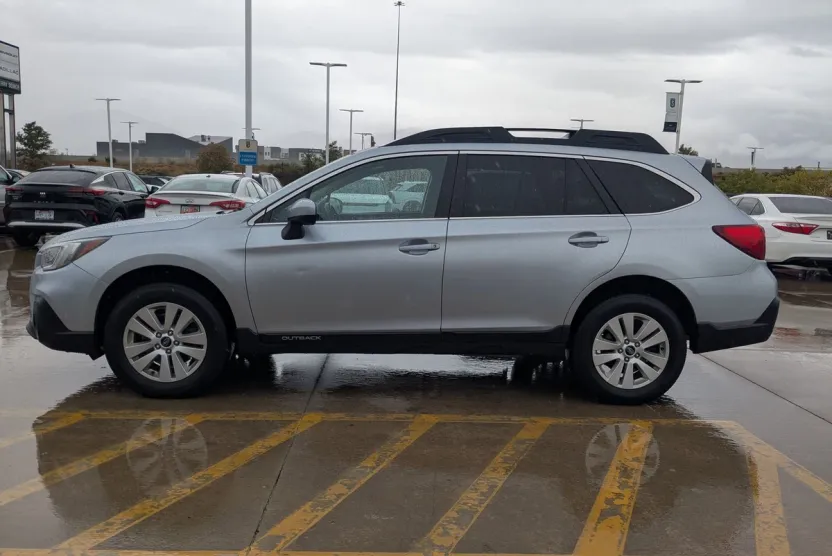2018 Subaru Outback Premium photo 1