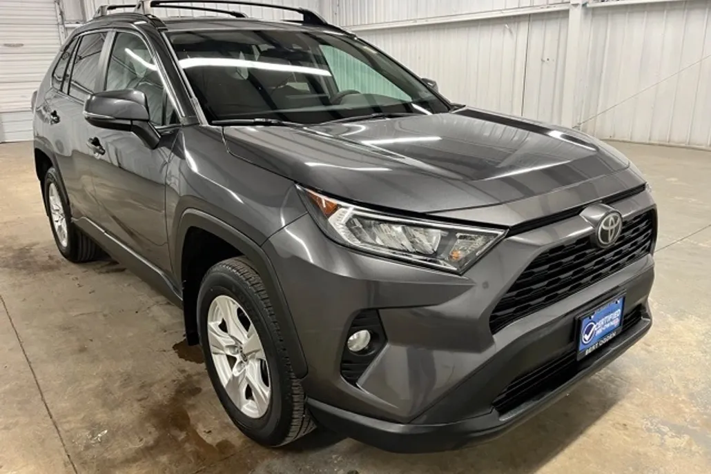 2021 Toyota RAV4 XLE photo 1