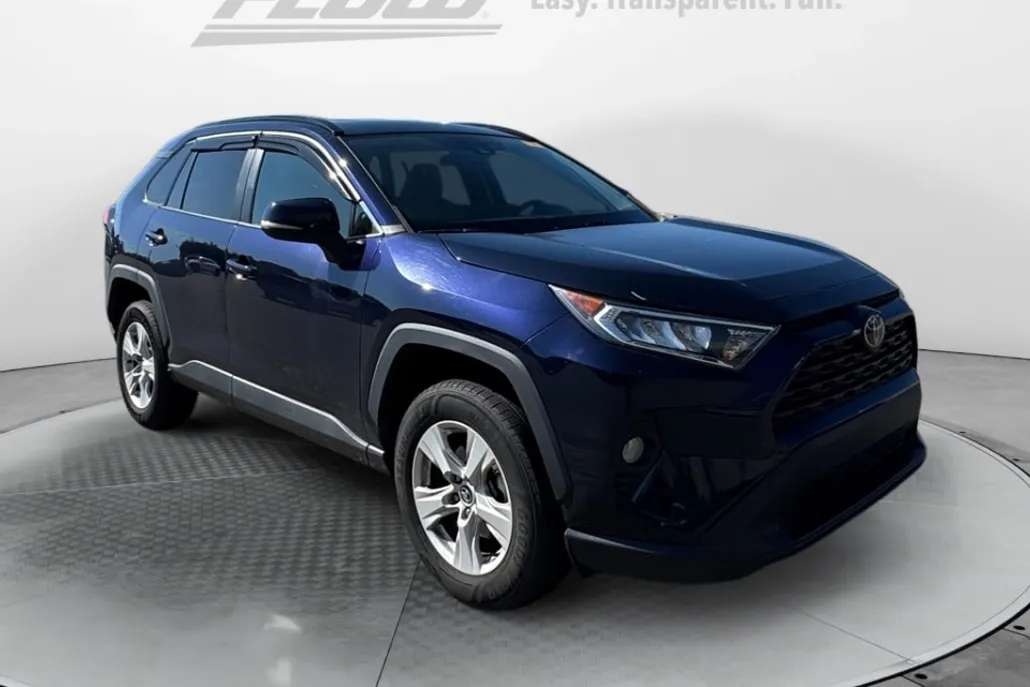 2020 Toyota RAV4 XLE photo 1