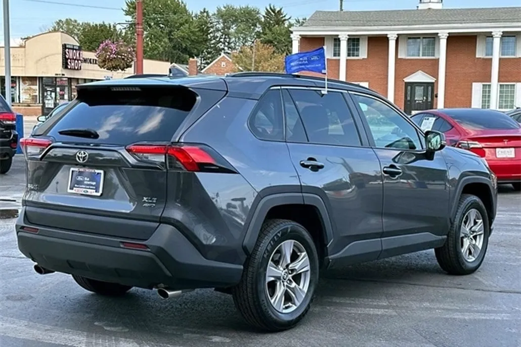 2022 Toyota RAV4 XLE photo 1