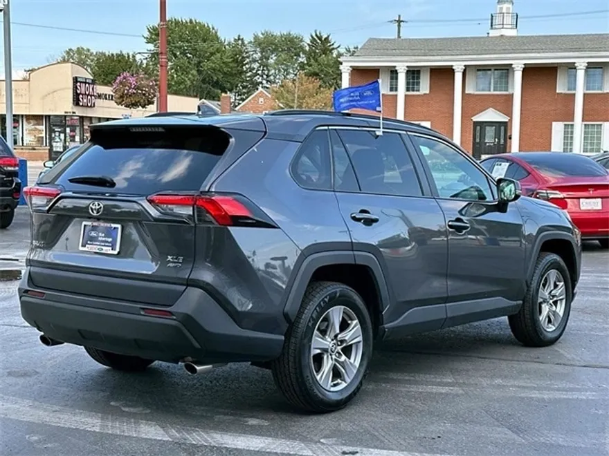 2022 Toyota RAV4 XLE photo 1