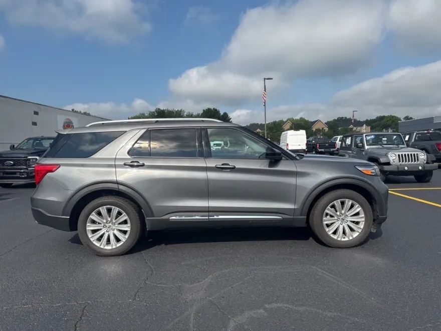 2022 Ford Explorer Limited photo 1