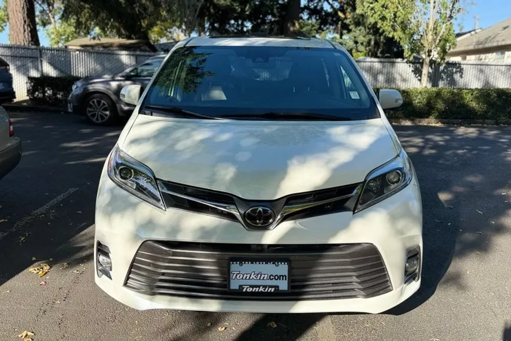 2020 Toyota Sienna Limited Premium photo 1