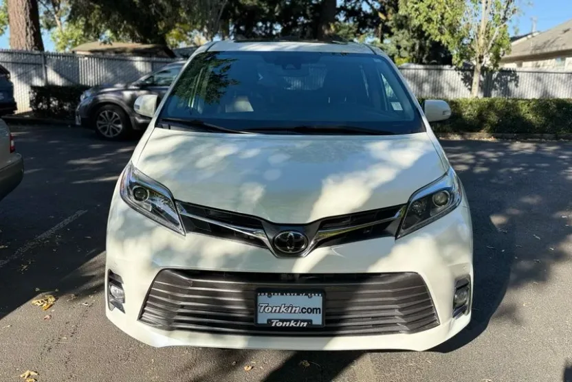 2020 Toyota Sienna Limited Premium photo 1