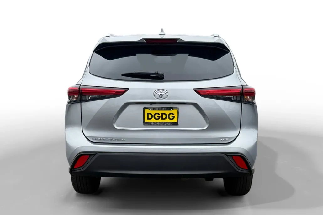 2023 Toyota Highlander XLE photo 1