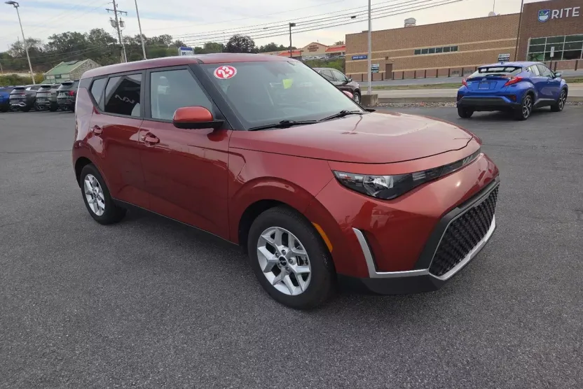 2023 Kia Soul S photo 1