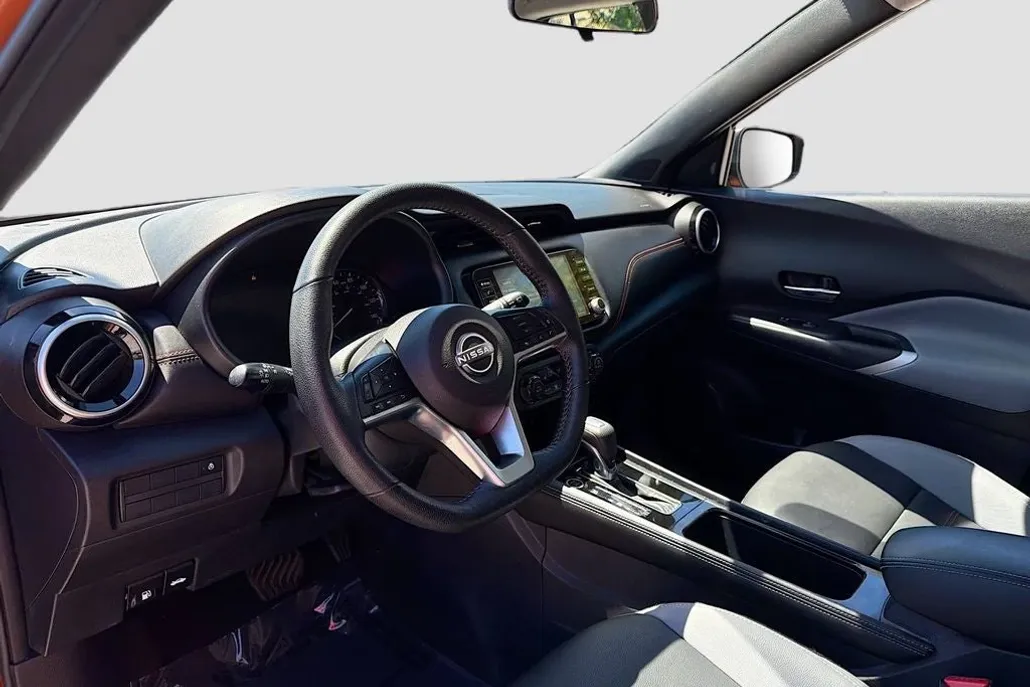 2023 Nissan Kicks SR photo 1