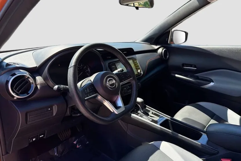 2023 Nissan Kicks SR photo 1