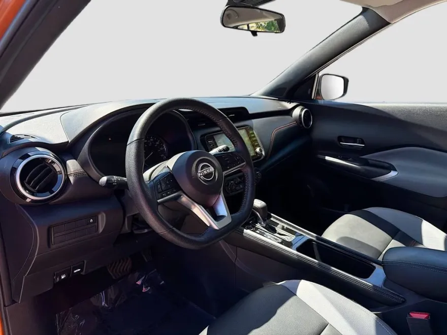 2023 Nissan Kicks SR photo 1
