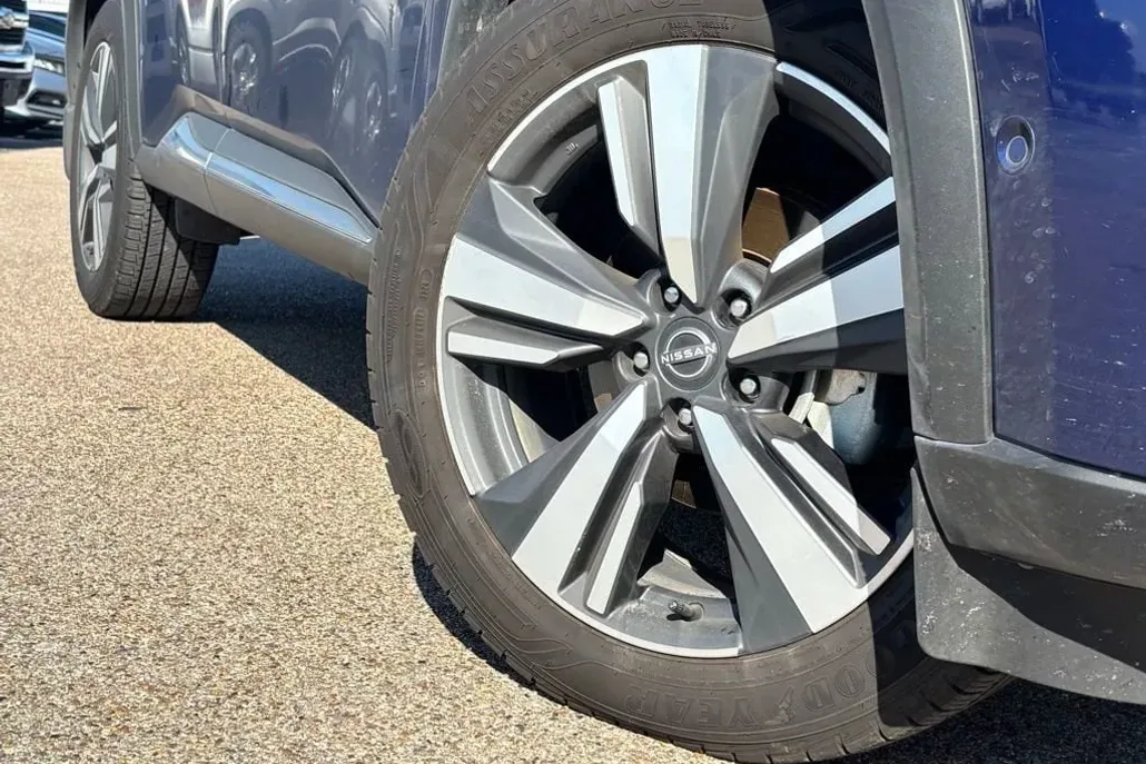 2023 Nissan Rogue SL photo 1