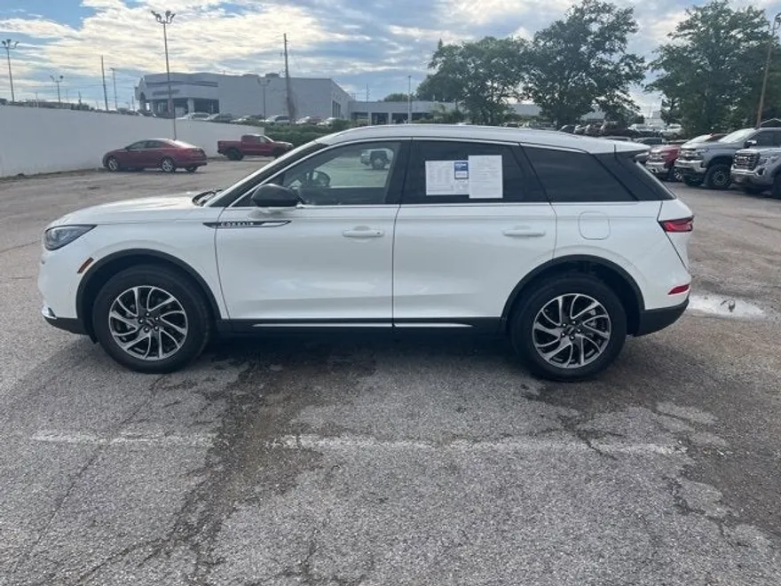 2022 Lincoln Corsair Standard photo 1