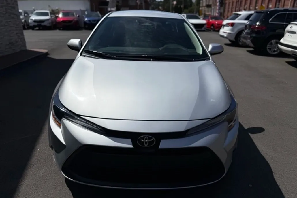 2025 Toyota Corolla LE photo 1