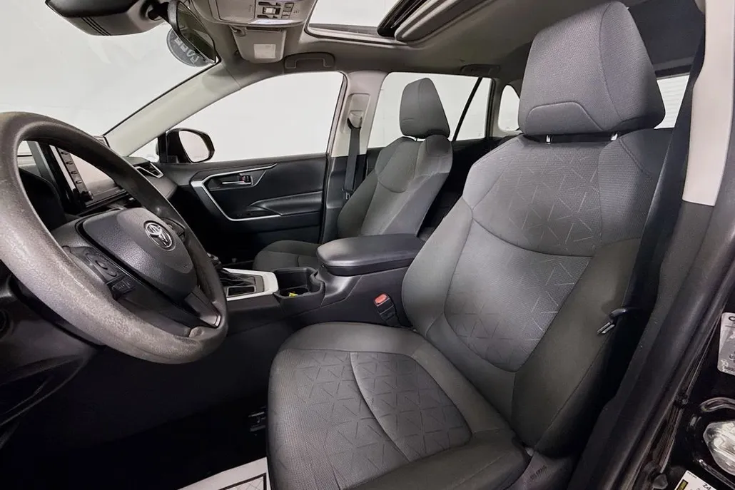 2022 Toyota RAV4 XLE photo 1