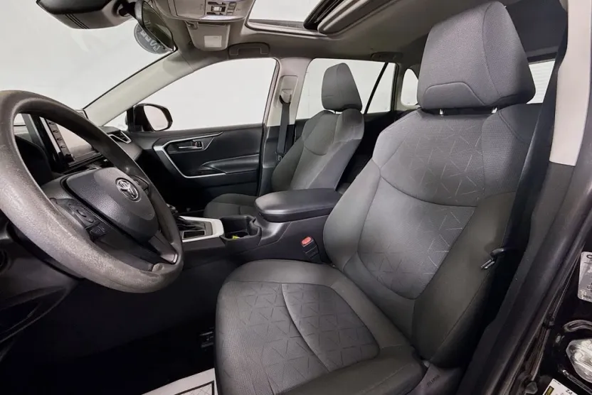 2022 Toyota RAV4 XLE photo 1